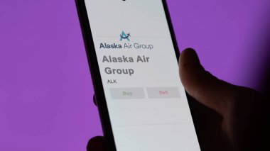 SeaTac, Washington. Bir değiş tokuş ekranında Alaska Hava Grubu 'nun logosuna yaklaş. Alaska Hava Grubu hisse senetleri, bir cihaza ALK $..