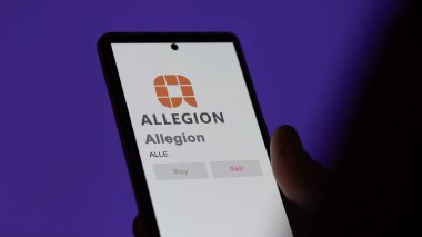 New York, New York. Değiş tokuş ekranındaki Allegion logosuna yaklaş. Allegion hisse senetleri, cihaz için ALLE $.
