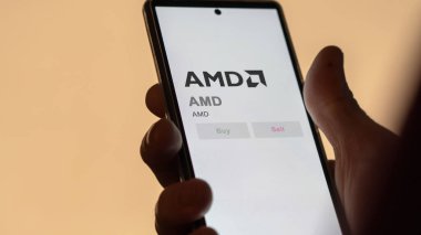 Santa Clara, Kaliforniya. Değiş tokuş ekranındaki AMD logosuna yaklaş. AMD hisse senetleri, cihaz için AMD $.