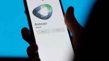 Warmley, Bristol, İngiltere. Bir değiş tokuş ekranında Amcor 'un logosuna yaklaş. Amcor fiyat hisseleri, bir aygıt üzerinde AMCR $.