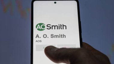 Milwaukee, Wisconsin. Bir değiş tokuş ekranında A. O. Smith 'in logosuna yaklaş. Bir O Smith hisse senedi, bir cihazda AOS $.
