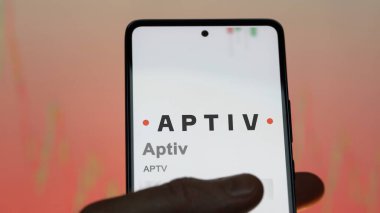 Dublin, İrlanda. Aptiv 'in logosuna yakın çekim yap. Uygun fiyat hisseleri, bir cihazda APTV $.