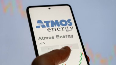 Dallas, Teksas. Bir değiş tokuş ekranındaki ATMOS Enerjisi logosuna yaklaş. ATMOS Enerji Fiyat Hisseleri, Bir aygıt üzerinde $ATO.
