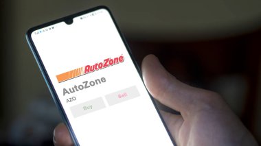 Memphis, Tennessee. Değiş tokuş ekranındaki AutoZone logosuna yaklaş. AutoZone fiyat hisseleri, bir aygıtta AZO $.