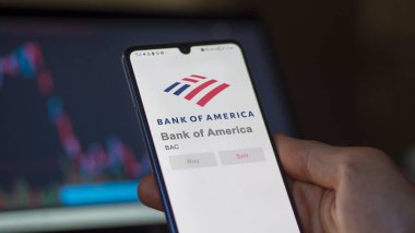 Charlotte, Kuzey Carolina. Bir değiş tokuş ekranında Bank of America logosuna yaklaş. Bank of America hisse senedi fiyatları, bir cihaza BAC $.