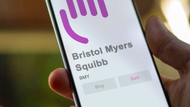 New York, New York. Bristol Myers Squibb 'in logosunu bir değiş tokuş ekranında kapatın. Bristol Myers Squibb hisse senetleri, cihazda BMY $.