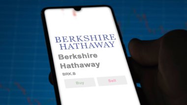 Omaha, Nebraska. Berkshire Hathaway 'in logosuna bir değiş tokuş ekranında yaklaş. Berkshire Hathaway hisse senetleri, bir cihaza BRKB dolar..