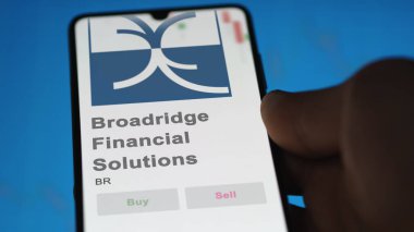 Lake Access, New York 'ta. Broadridge Finansal Çözümler 'in logosunu bir değiş tokuş ekranında kapatın. Broadridge Finansal Çözümler hisse senetleri, cihaza BR $.