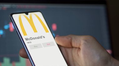 Chicago, Illinois. Bir değiş tokuş ekranındaki McDonald 's logosuna yaklaş. McDonald 's hisse senetleri, bir cihaza $MCD.