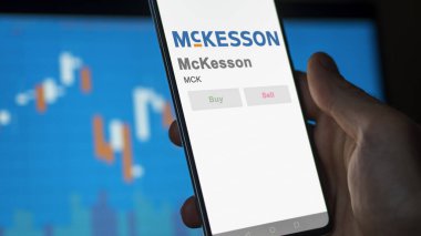 Irving, Teksas. Bir değiş tokuş ekranında McKesson 'ın logosuna yaklaş. McKesson hisse senetleri, bir cihazda MCK $.