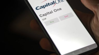 Tysons Köşesi, Virginia. Bir değiş tokuş ekranındaki Capital One logosuna yaklaş. Sermaye Bir hisse senetleri, bir aygıtın COF $.