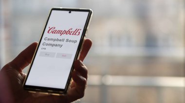 Camden, New Jersey 'de. Bir takas ekranında Campbell Çorba Şirketi 'nin logosuna yaklaş. Campbell Çorba Şirketi hisse senetleri, bir cihazda CPB $.
