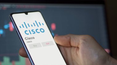 San Jose, Kaliforniya. Değiş tokuş ekranında Cisco 'nun logosuna yaklaş. Cisco hisse senetleri, CSCO $bir aygıt üzerinde.