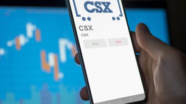 Jacksonville, Florida 'da. Değiş tokuş ekranındaki CSX logosuna yaklaş. CSX fiyat hisseleri, bir aygıt üzerinde $CSX.