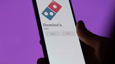 Ann Arbor, Michigan. Değiş tokuş ekranındaki Domino 'nun logosuna yaklaş. Domino 'nun hisse senetleri, cihaz için DPZ $.