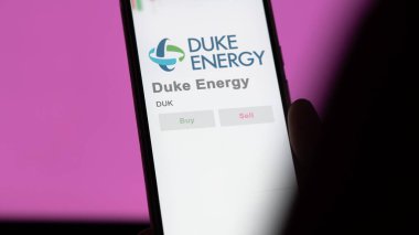 Charlotte, Kuzey Carolina. Duke Enerji 'nin logosuna bir değiş tokuş ekranında yaklaş. Duke Enerji hisseleri, bir cihazda DUK $.