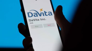 Denver, Colorado. Bir değiş tokuş ekranında DaVita A.Ş. 'nin logosuna yaklaş. DaVita Inc. Fiyat hisseleri, bir aygıtta DVA $.