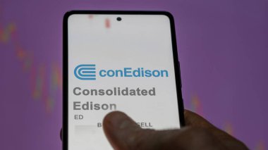 New York, New York. Consolidated Edison 'un logosunu bir değiş tokuş ekranında kapat. Birleştirilmiş Edison hisse senetleri, bir aygıt için ED $.