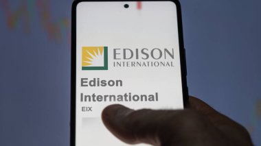 Rosemead, Kaliforniya. Edison International 'ın logosuna bir değiş tokuş ekranında yaklaş. Edison Uluslararası Fiyat Hisseleri, Bir aygıta EIX $.