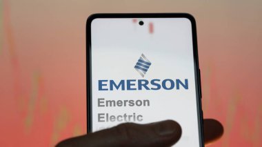 Ferguson, Missouri. Değiş tokuş ekranındaki Emerson Elektrik logosuna yaklaş. Emerson Elektrik Fiyat Hisseleri, EMR $bir cihaz üzerinde.