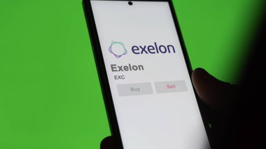 Chicago, Illinois. Exelon 'un logosuna yakın çekim yap. Exelon fiyat hisseleri, bir aygıt üzerinde EXC $.