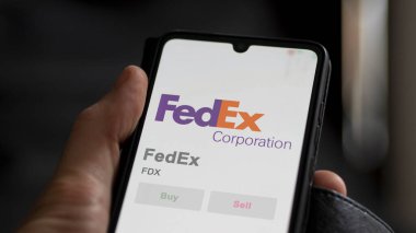 Memphis, Tennessee. Değiş tokuş ekranındaki FedEx logosuna yaklaş. FedEx fiyat hisseleri, bir aygıt üzerinde FDX $.