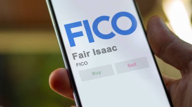 Bozeman, Montana 'da. Bir değiş tokuş ekranında Adil Isaac 'in logosuna yaklaş. Adil Isaac hisse senetleri, bir cihazda FICO $.