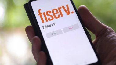 Brookfield, Wisconsin. Fiserv 'in logosuna yakın çekim yap. Fiserv hisse senetleri, cihaz için FI $.