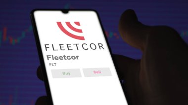 Atlanta, Georgia 'da. Bir değiş tokuş ekranındaki Fleetcor logosuna yaklaş. Fleetcor fiyat hisseleri, bir cihaza FLT $.