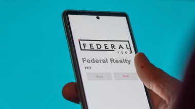 Rockville, Maryland 'de. Değiş tokuş ekranındaki Federal Emlak logosuna yaklaş. Federal emlak fiyatları hisse senetleri, bir cihazda FRT $.