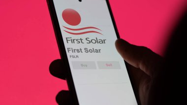 Tempe, Arizona 'da. Bir değiş tokuş ekranındaki First Solar logosuna yaklaş. İlk Güneş Fiyatı hisseleri, bir cihazda FSLR $.