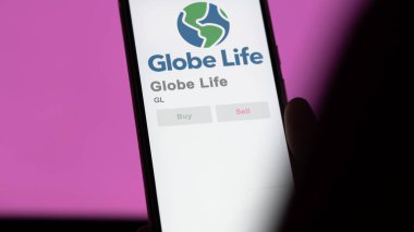 McKinney, Teksas. Bir değiş tokuş ekranında Globe Life 'ın logosuna yaklaş. Globe Life hisse senetleri, bir cihazda GL $.