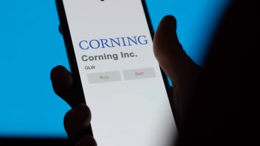 Corning, New York 'ta. Bir değiş tokuş ekranında Corning Inc. 'in logosuna yaklaş. Corning Inc. Fiyat hisseleri, bir aygıtta GLW $.
