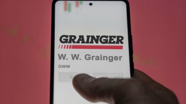 Lake Forest, Illinois 'de. Bir değiş tokuş ekranındaki W. W. Grainger logosuna yaklaş. W W Grainger hisse senetleri, bir cihazda GWW $.