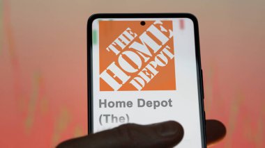 Atlanta, Georgia 'da. Değiş tokuş ekranındaki Home Depot (The) logosuna yaklaş. Home Depot (The) fiyat hisseleri, bir aygıt üzerinde $HD.