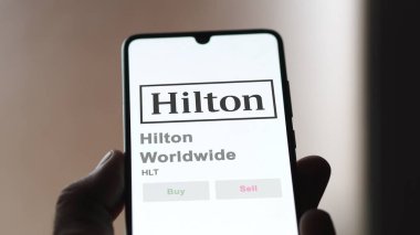 Tysons Köşesi, Virginia. Hilton Worldwide 'ın logosuna bir değiş tokuş ekranında yaklaş. Hilton dünya çapında hisse senetleri, bir cihaza HLT $.