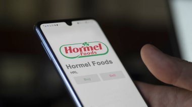 Austin, Minnesota. Bir değiş tokuş ekranındaki Hormel Gıda logosuna yaklaş. Hormel Gıda hisse senedi fiyatları, bir cihazda HRL $.