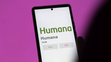 Louisville, Kentucky 'de. Bir değiş tokuş ekranındaki Humana logosuna yaklaş. Humana hisse senetleri, cihaz başına $HUM..