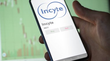 Wilmington, Delaware. Bir değiş tokuş ekranındaki Incyte logosuna yaklaş. Incyte fiyat hisseleri, bir aygıt üzerinde INCY $.