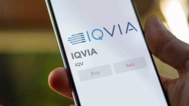 Durham, Kuzey Carolina. Bir değiş tokuş ekranındaki IQVIA logosuna yaklaş. IQVIA hisse senetleri, bir cihazda IQV $.