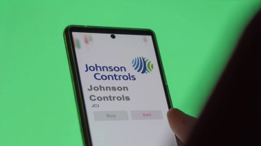 Mantar, İrlanda. Değiş tokuş ekranındaki Johnson Controls logosuna yaklaş. Johnson hisse senetlerini ve JCI 'ı kontrol ediyor..
