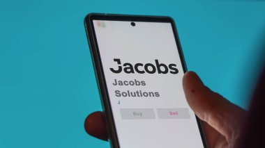 Dallas, Teksas. Takas ekranındaki Jacobs Solutions logosuna yaklaş. Jacobs Çözümleri hisse senetleri, bir aygıt için J $.