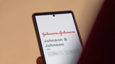New Brunswick, New Jersey. Değiş tokuş ekranında Johnson & Johnson logosuna yaklaş. Johnson & Johnson hisse senetleri, bir aygıtta JNJ $.