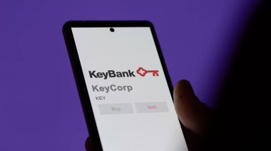 Cleveland, Ohio 'da. Takas ekranındaki KeyCorp logosuna yaklaş. KeyCorp hisse senetleri, bir cihazın anahtarı..