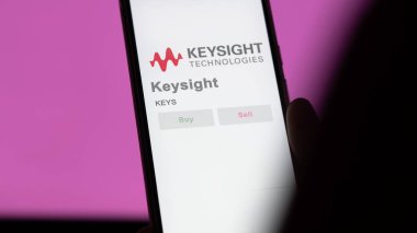 Santa Rosa, Kaliforniya. Takas ekranındaki Keysight logosuna yaklaş. Anahtar görüşlü hisse senetleri, bir cihazda $KEYS.