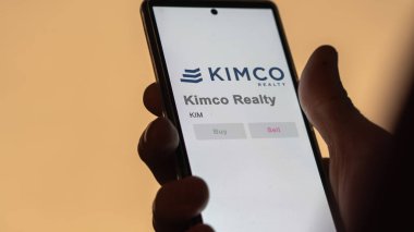 New Hyde Parkı, New York. Değiş tokuş ekranındaki Kimco Emlak logosuna yaklaş. Kimco Gayrimenkul hisseleri, bir cihaza KIM $..