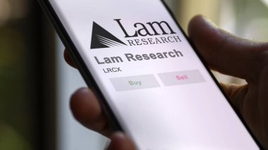 Fremont, Kaliforniya. Bir değiş tokuş ekranındaki Lam Araştırma logosuna yaklaş. Lam Araştırma Fiyat Hisseleri, Bir aygıt üzerinde $LRCX.