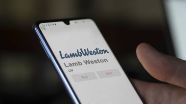 Kartal, Idaho. Lamb Weston 'ın logosuna bir değiş tokuş ekranında yaklaş. Lamb Weston hisse senetleri, bir cihaz için LW $.