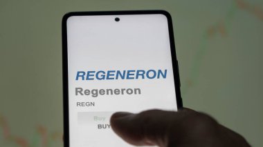 Tarrytown, New York. Değiş tokuş ekranındaki Regeneron logosuna yaklaş. Rejenere fiyat hisseleri, bir aygıt üzerinde REGN $.