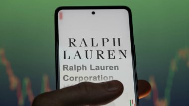 New York, New York. Ralph Lauren Şirketi 'nin logosuna yakın çekim bir değiş tokuş ekranında. Ralph Lauren Şirketi hisse senetleri, cihaza RL dolar..